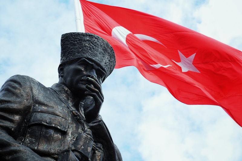 Atatürk Ölmedi Yüreğimde Yaşıyor Sözleri Kimin?